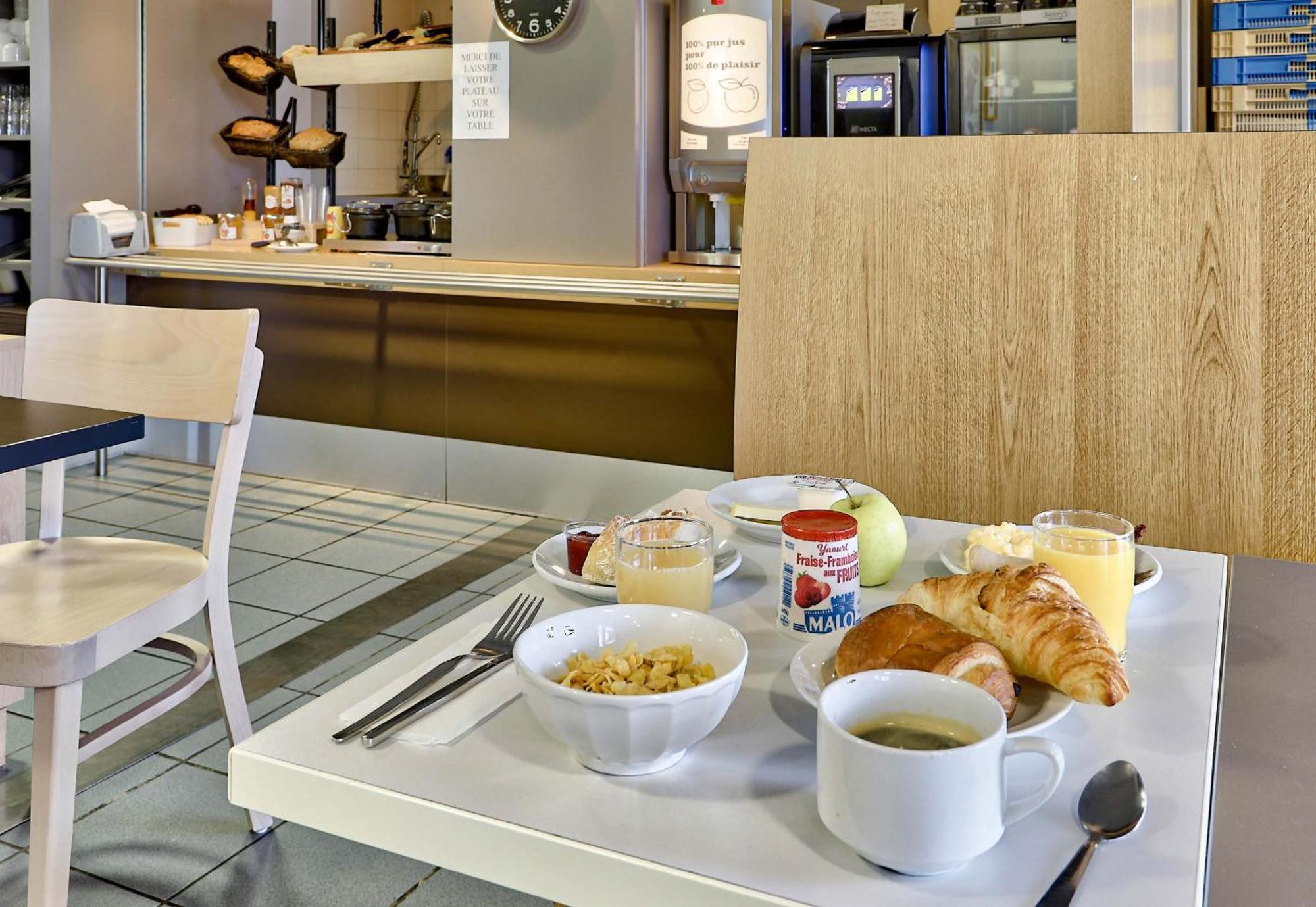 B&B HOTEL Clermont-Ferrand Le Brézet Aéroport Esterno foto