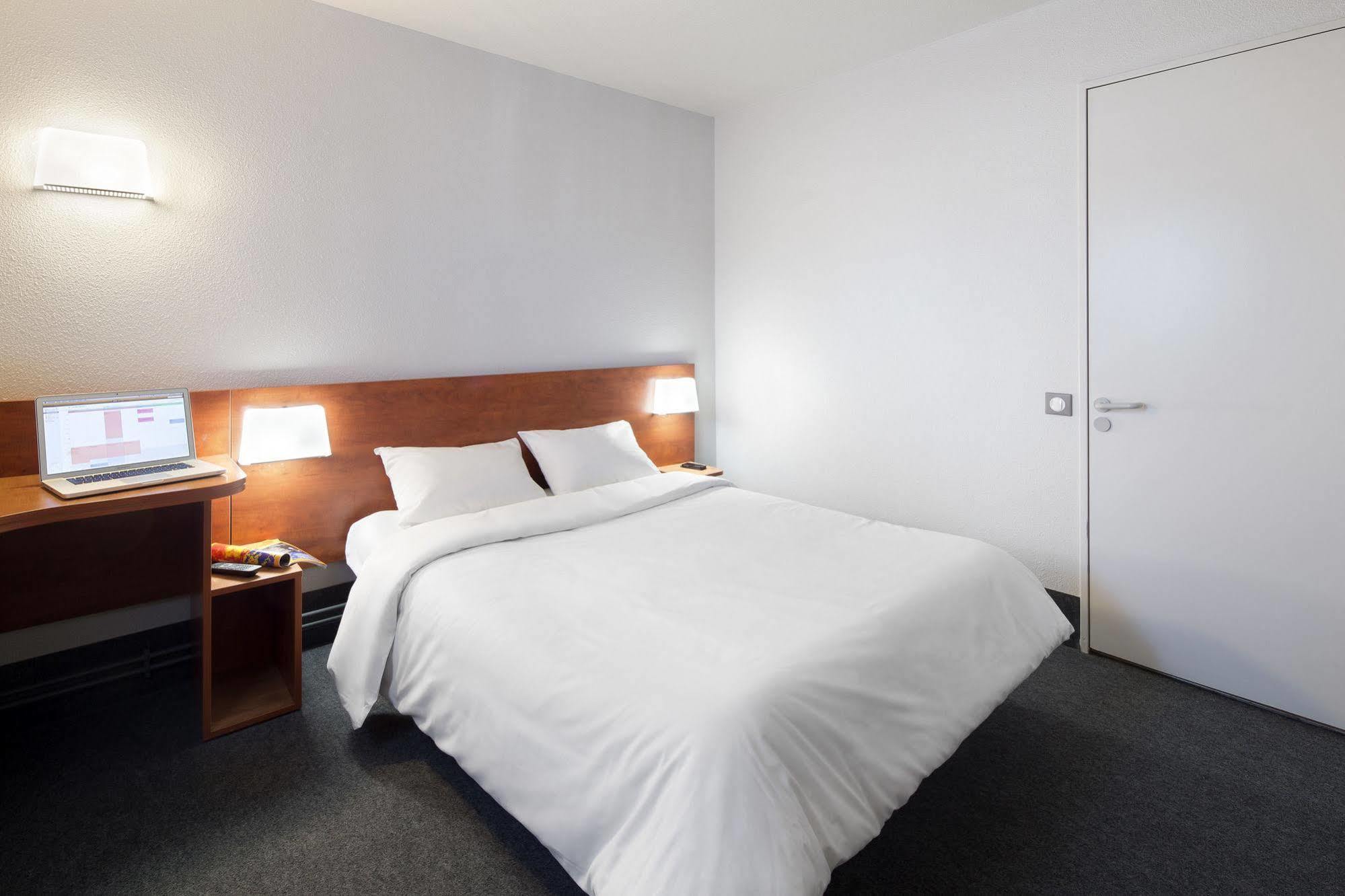 B&B HOTEL Clermont-Ferrand Le Brézet Aéroport Esterno foto
