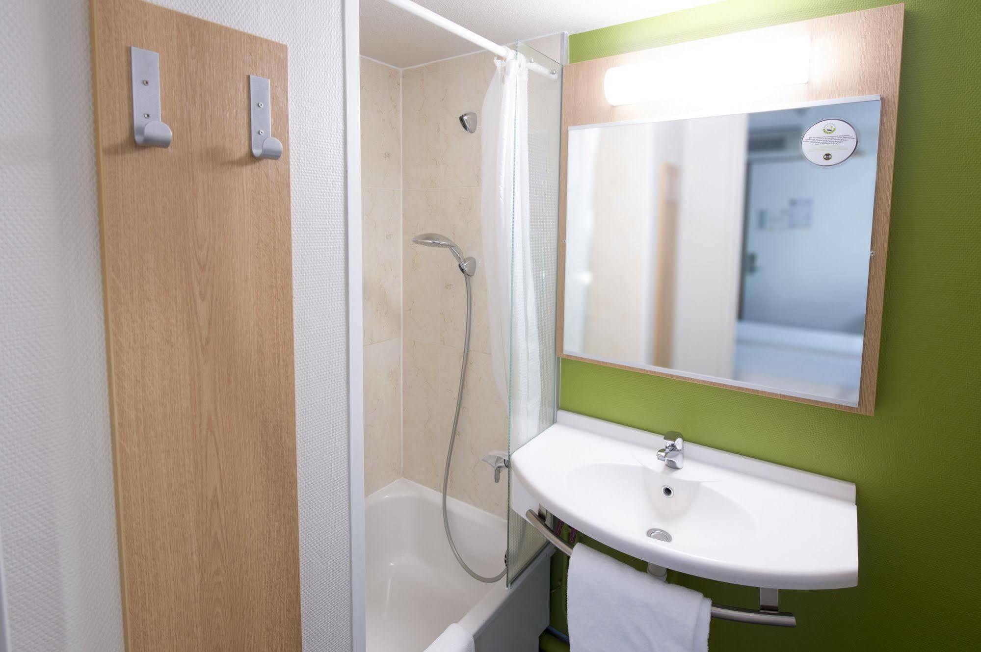 B&B HOTEL Clermont-Ferrand Le Brézet Aéroport Esterno foto