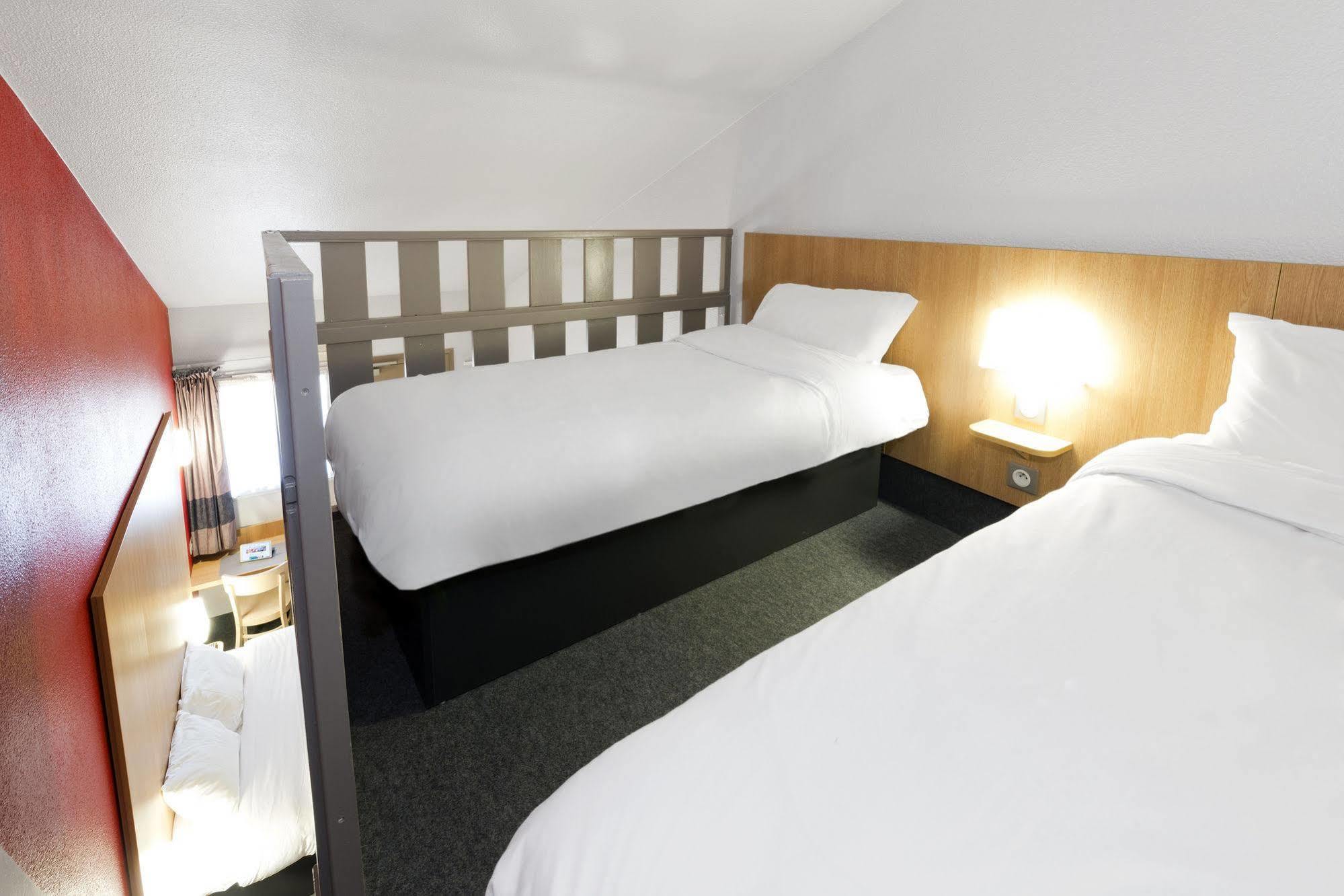 B&B HOTEL Clermont-Ferrand Le Brézet Aéroport Esterno foto