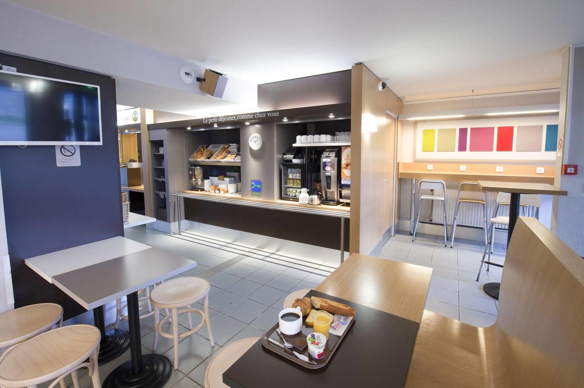 B&B HOTEL Clermont-Ferrand Le Brézet Aéroport Esterno foto