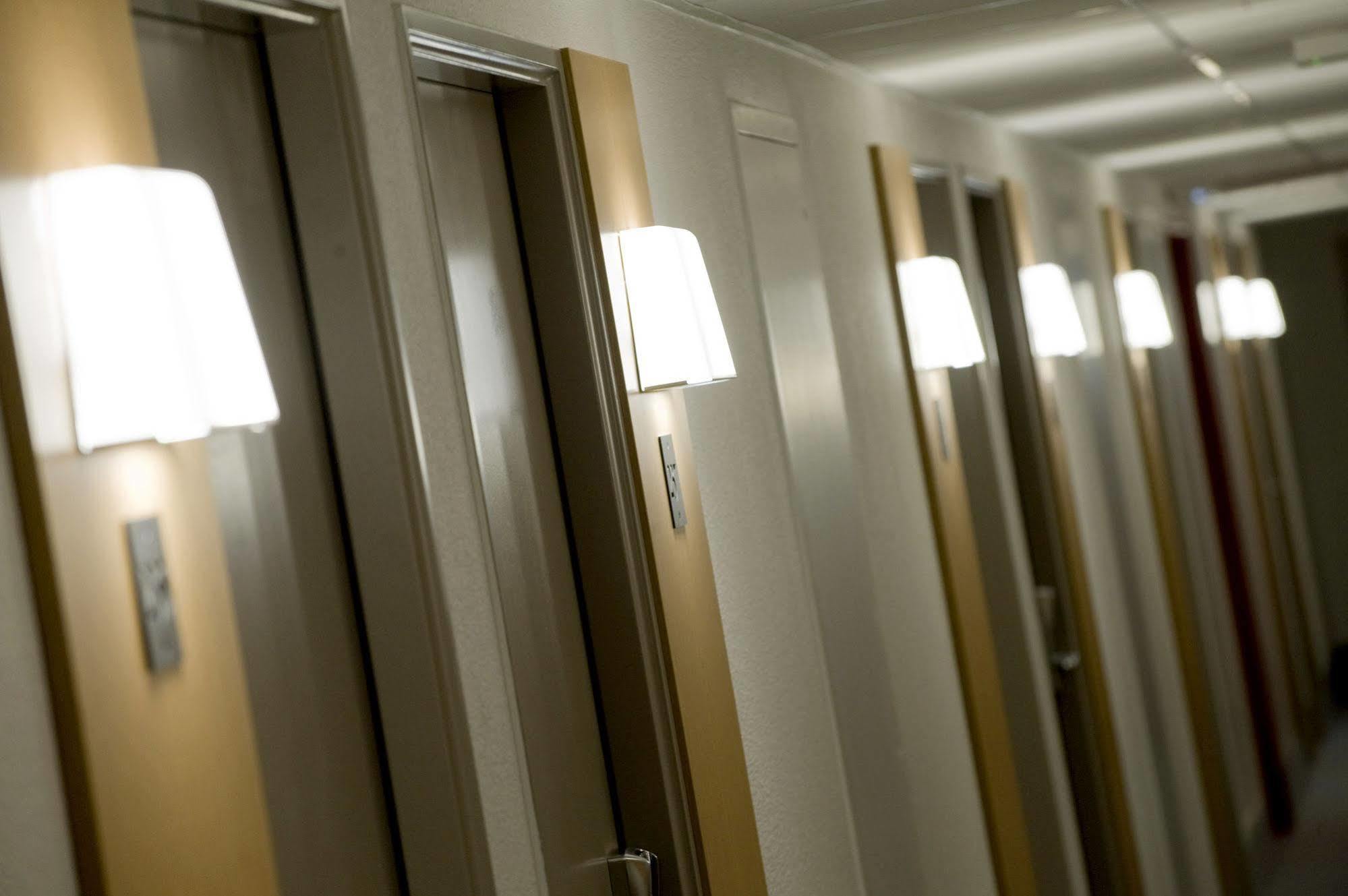 B&B HOTEL Clermont-Ferrand Le Brézet Aéroport Esterno foto