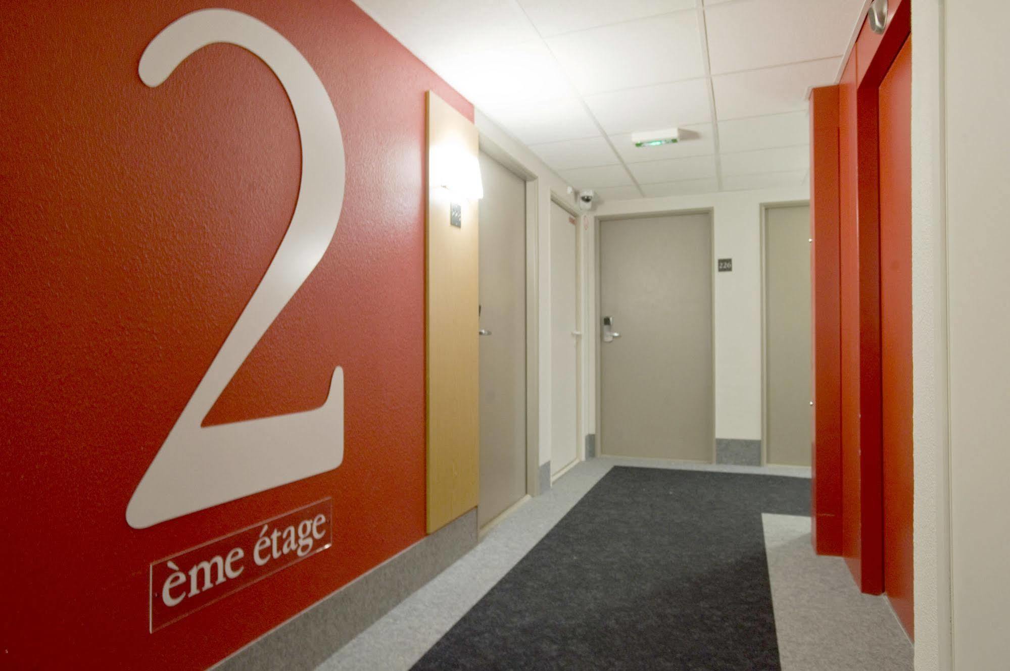 B&B HOTEL Clermont-Ferrand Le Brézet Aéroport Esterno foto